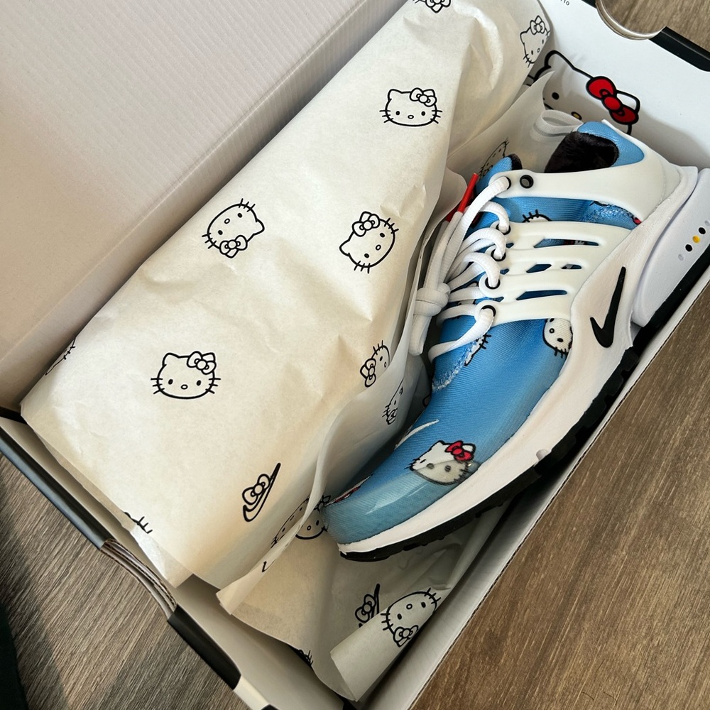 Size 6/7.5 women Nike Hello Kitty Air Presto University Blue